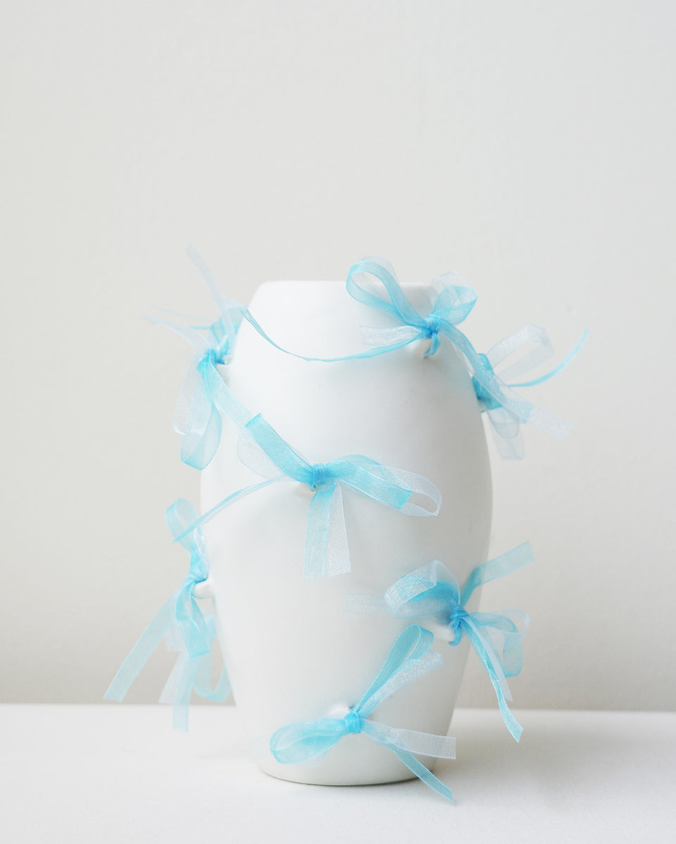 Pearly Pearl - Petit Vase Blanc Mat avec Ruban en Organza