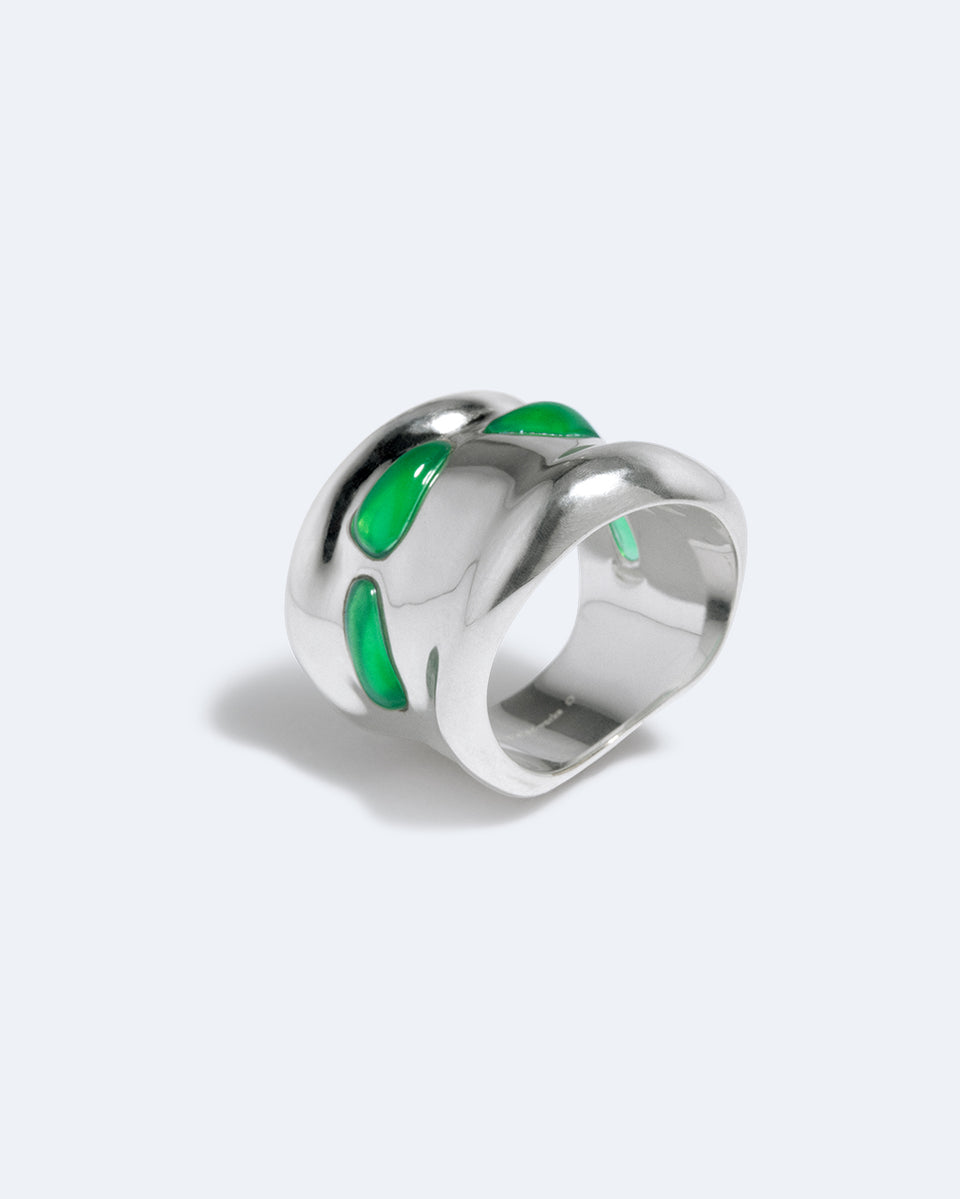 R2278 - Bague en résine verte et plaquée argent