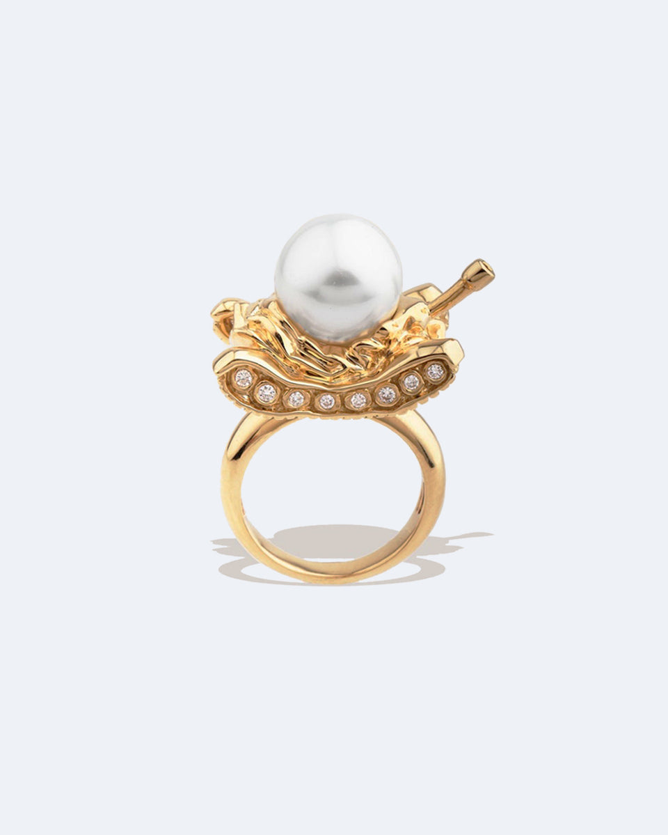 Un portrait du vingtième siècle - Bague en or 18 carats, diamant de 0,243 carat et perle des mers du Sud