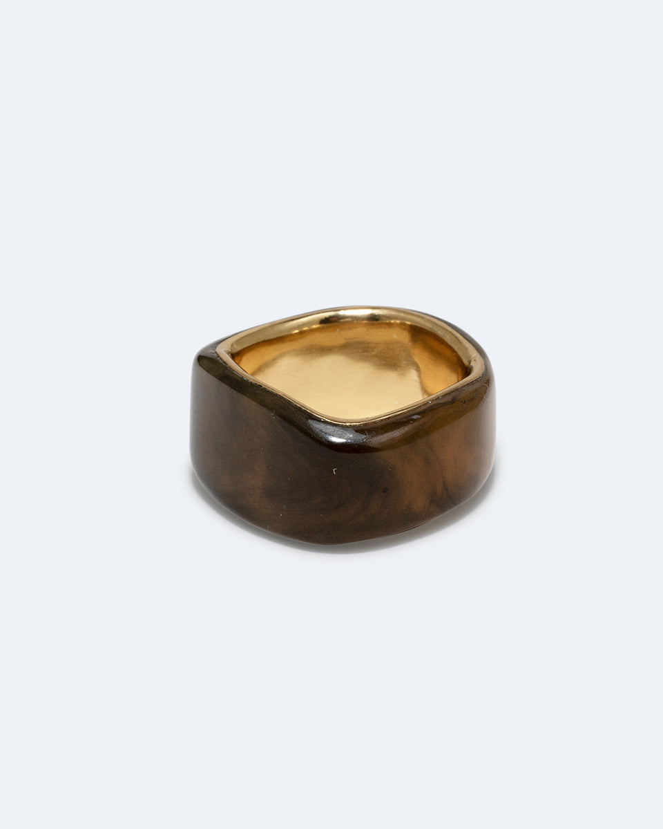 Un cercle vertueux ? – Bague chevalière en biorésine effet écaille de tortue et vermeil recyclé