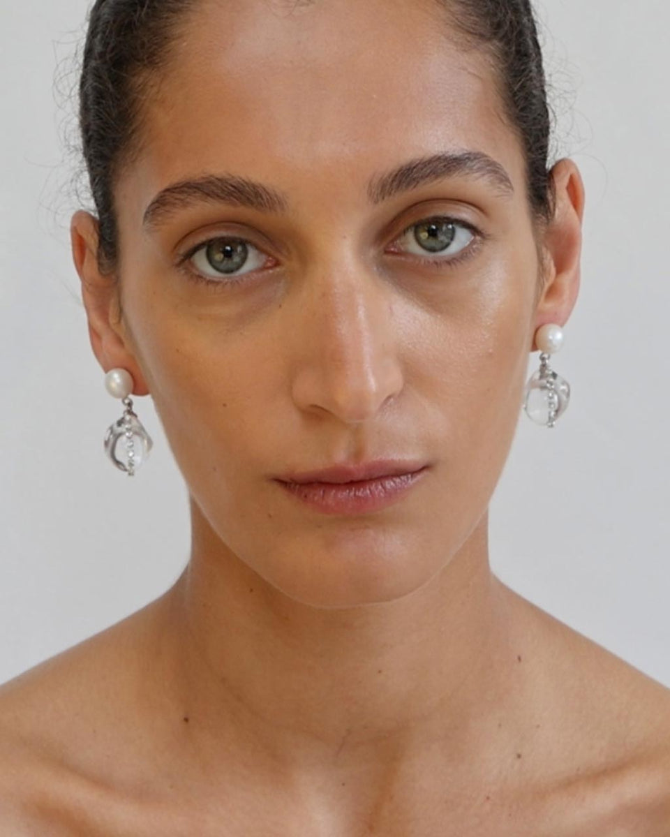 Entre les marées – Boucles d'oreilles plaquées rhodium en résine transparente et strass