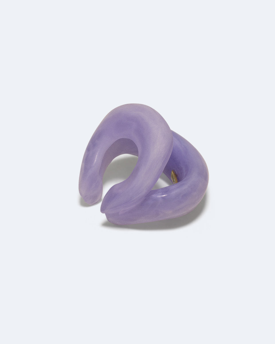 R2147 - Boucle d'oreille manchette en résine biologique lilas et vermeil d'or