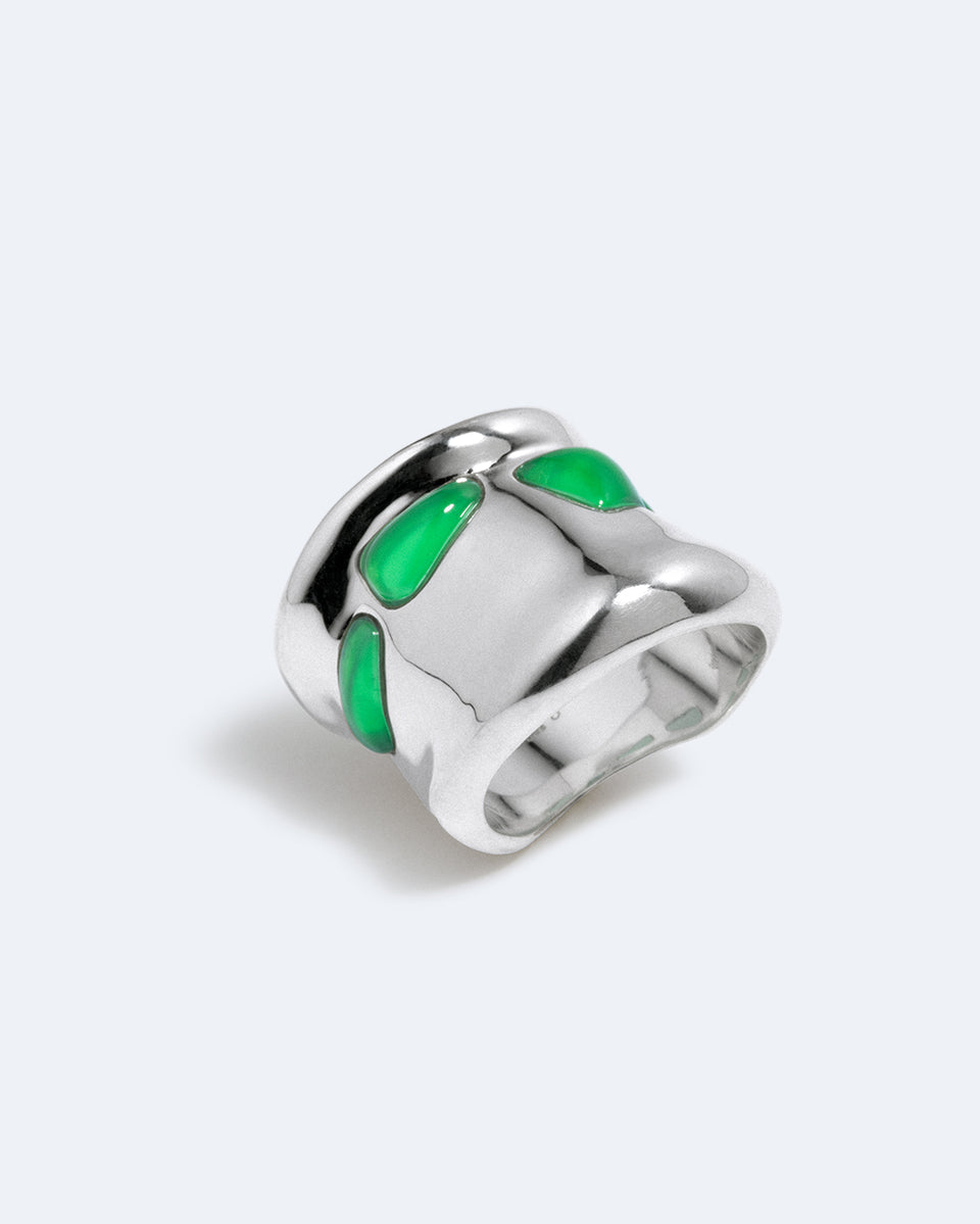 R2278 - Bague en résine verte et plaquée argent