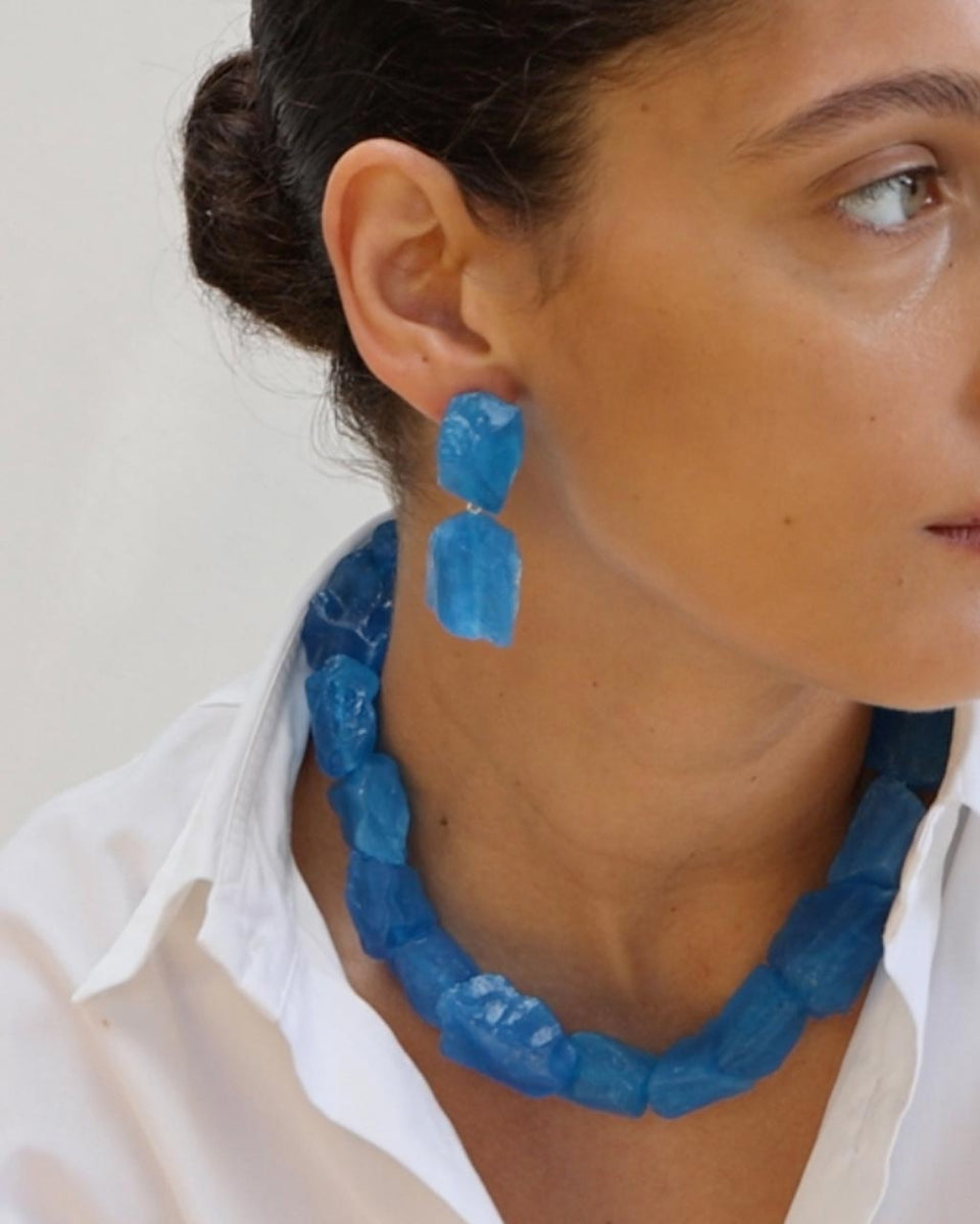 H95 - Collier en résine bleue et argent recyclé