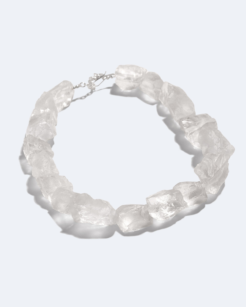 H95 - Collier en résine transparente et argent recyclé