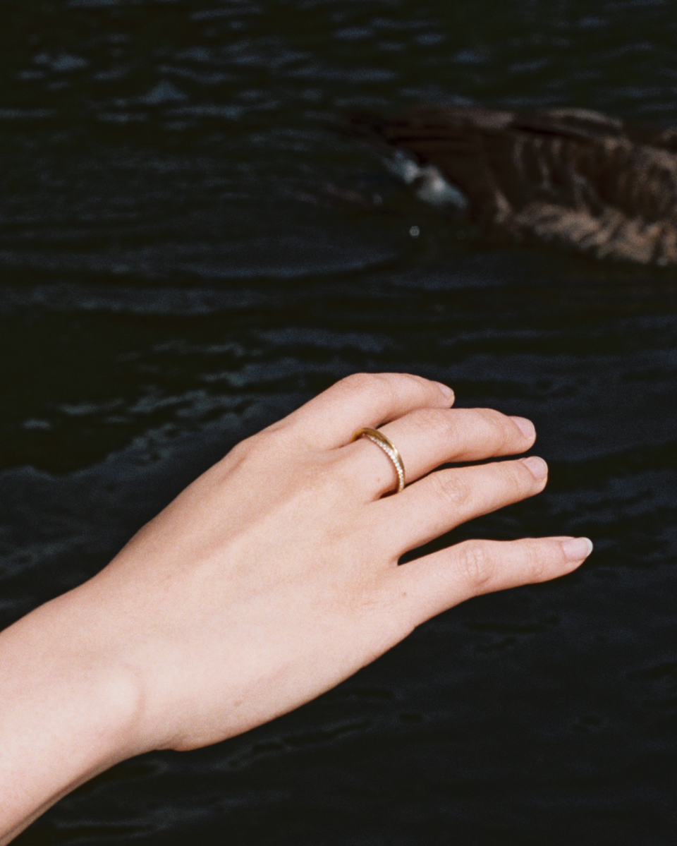 Un monde différent – Bague en or jaune 18 carats et diamants