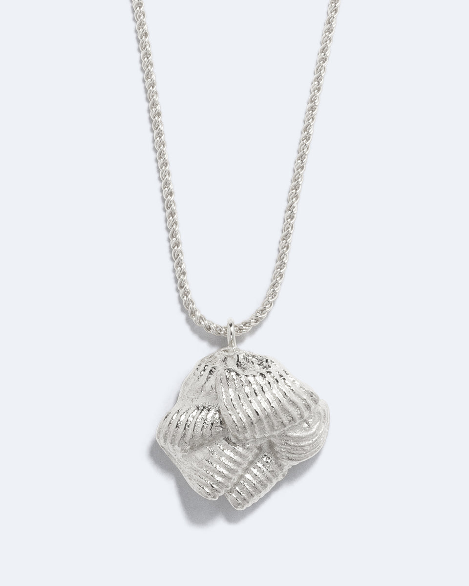 Crème au Beurre (Ou, La Cerise sur le Gâteau) - Pendentif Plaqué Argent