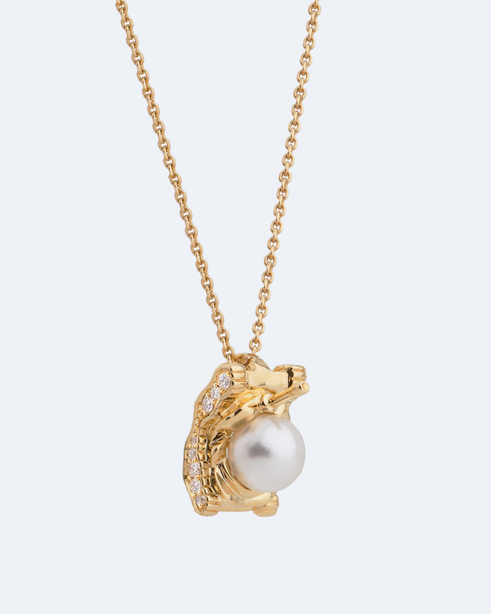 Portrait du XXe siècle V - Pendentif en or 18 carats, diamant 0,292 ct et perle des mers du Sud
