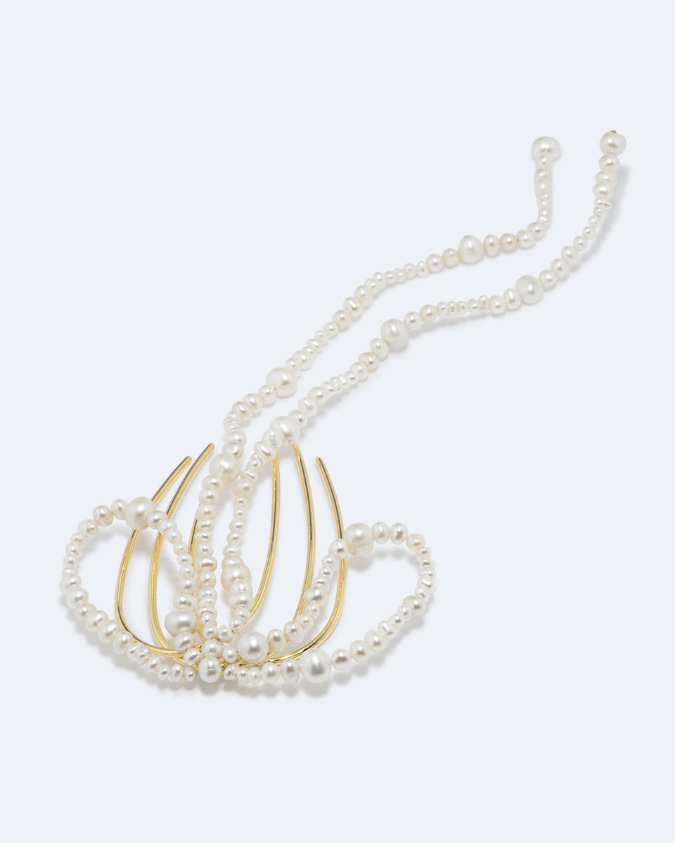 P189 - Peigne à cheveux long orné d'un nœud en perles et plaqué or