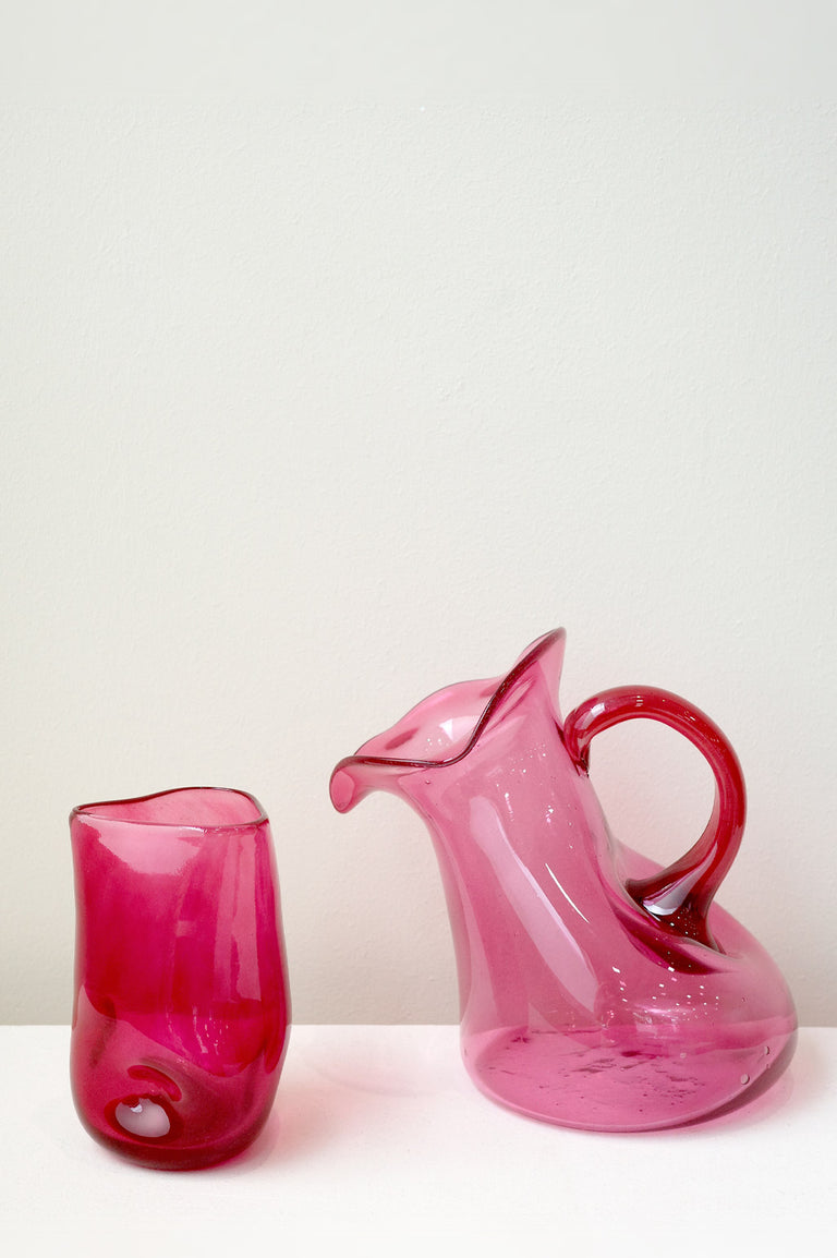 Thaw - Grande cruche en verre recyclé Magenta