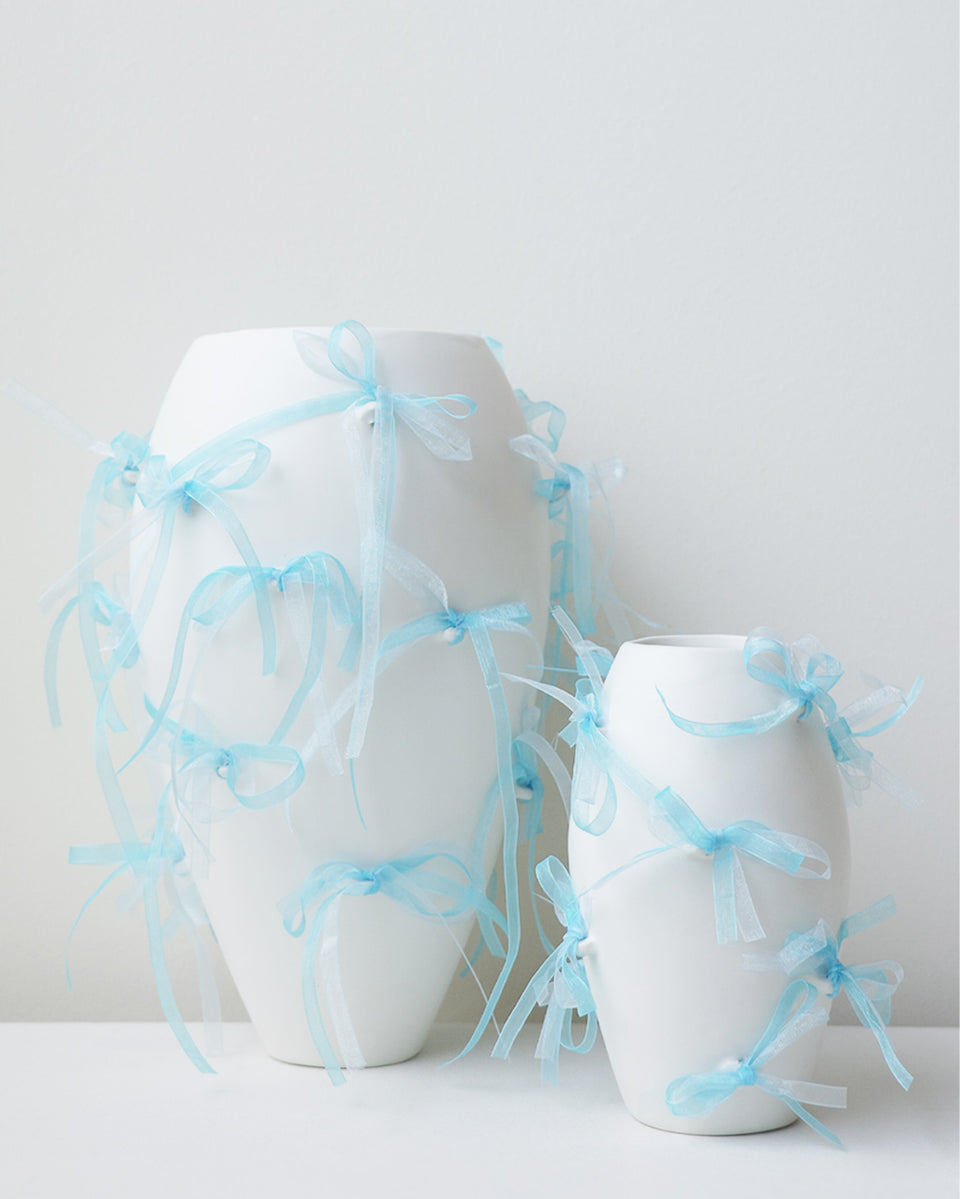 Pearly Pearl - Petit Vase Blanc Mat avec Ruban en Organza