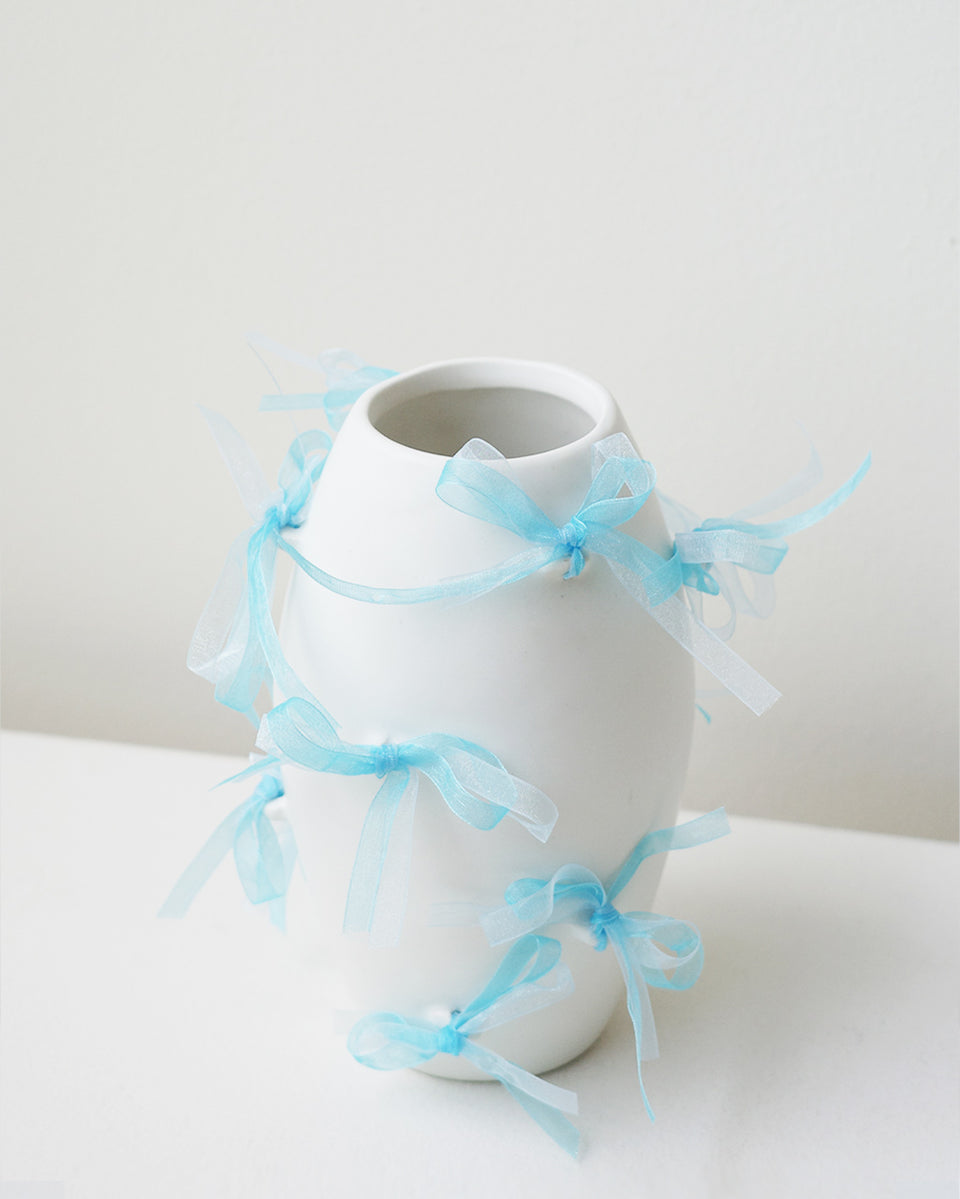 Pearly Pearl - Petit Vase Blanc Mat avec Ruban en Organza