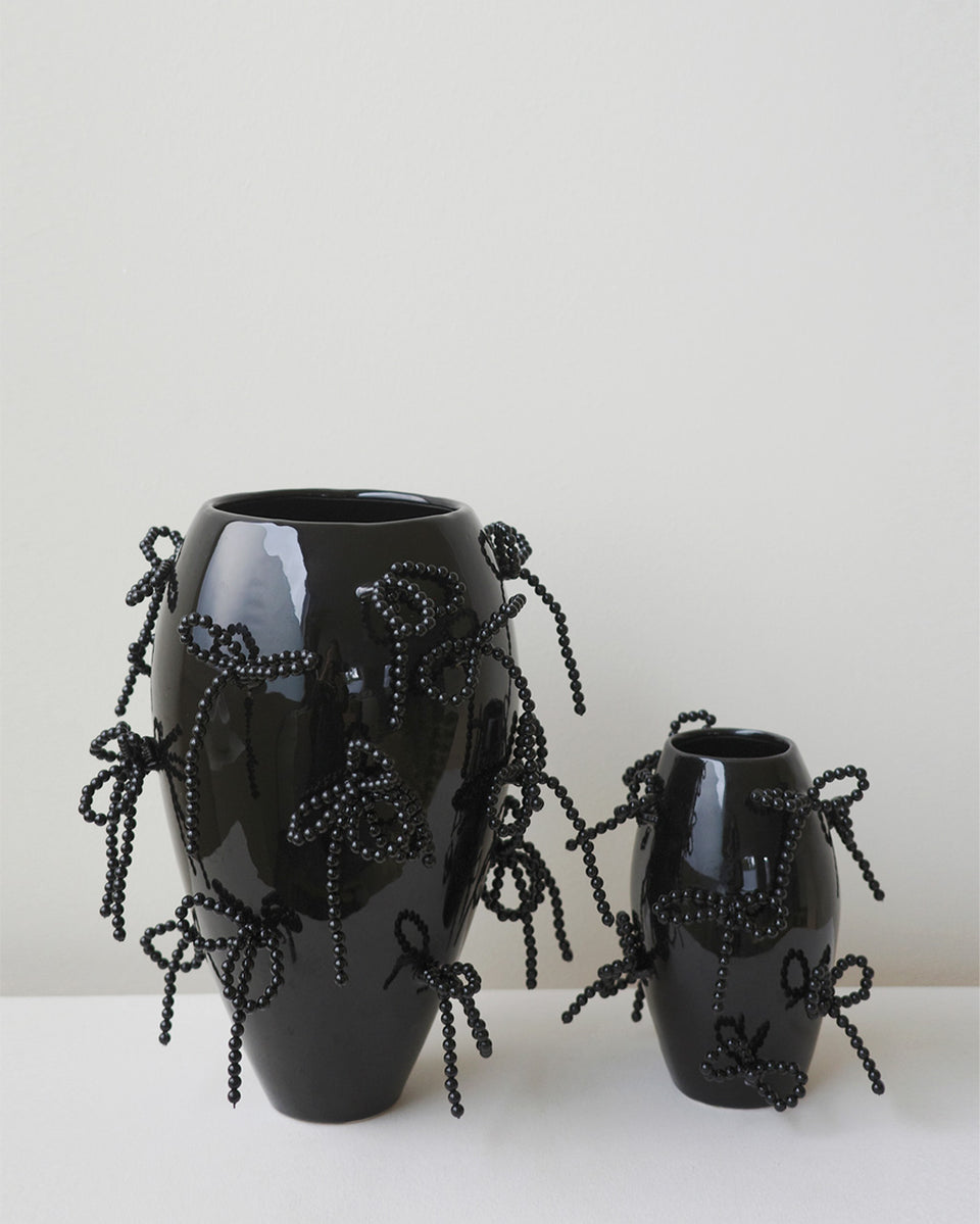 Vase « Notsobig » Power, Corruption, Lies – Noir Brillant avec Nœuds de Perles Fantaisie