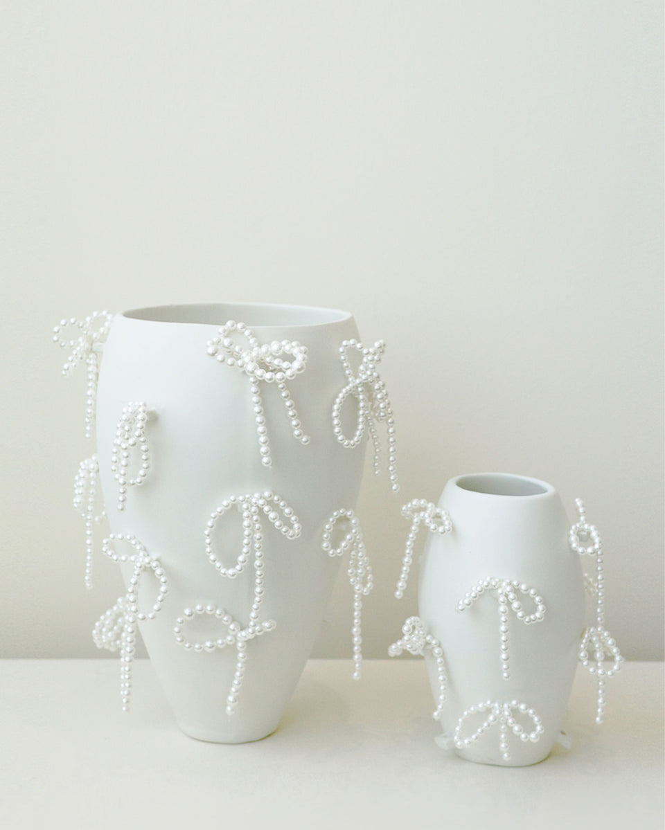 Vase « Notsobig » Pouvoir, Corruption, Mensonges - Petit en Blanc Mat avec Nœuds en Fausse Perle