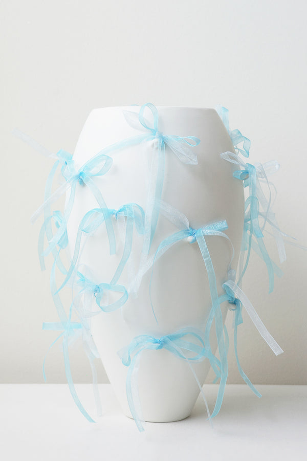 Pearly Pearl - Grand vase blanc mat avec ruban en organza