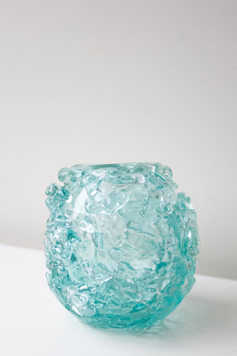 The Light Spreads Slowly - Vase moyen en verre recyclé transparent