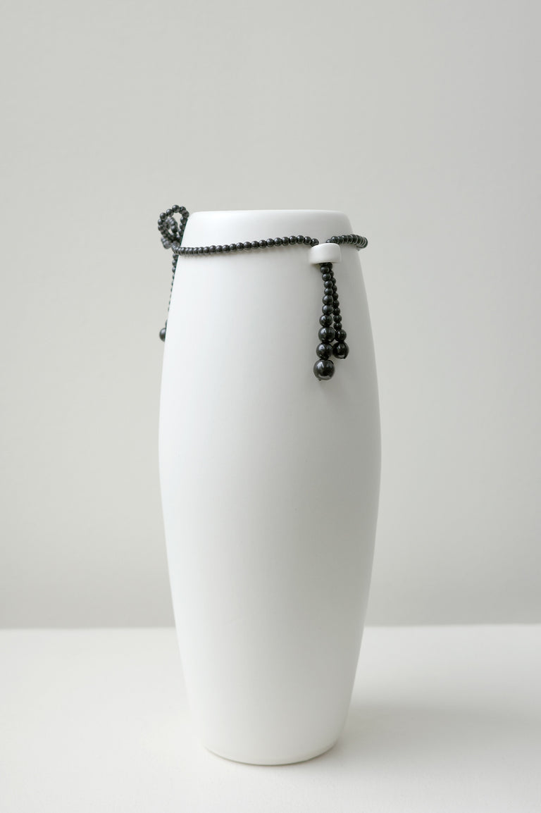 B155 - Vase moyen en blanc mat avec fausse perle