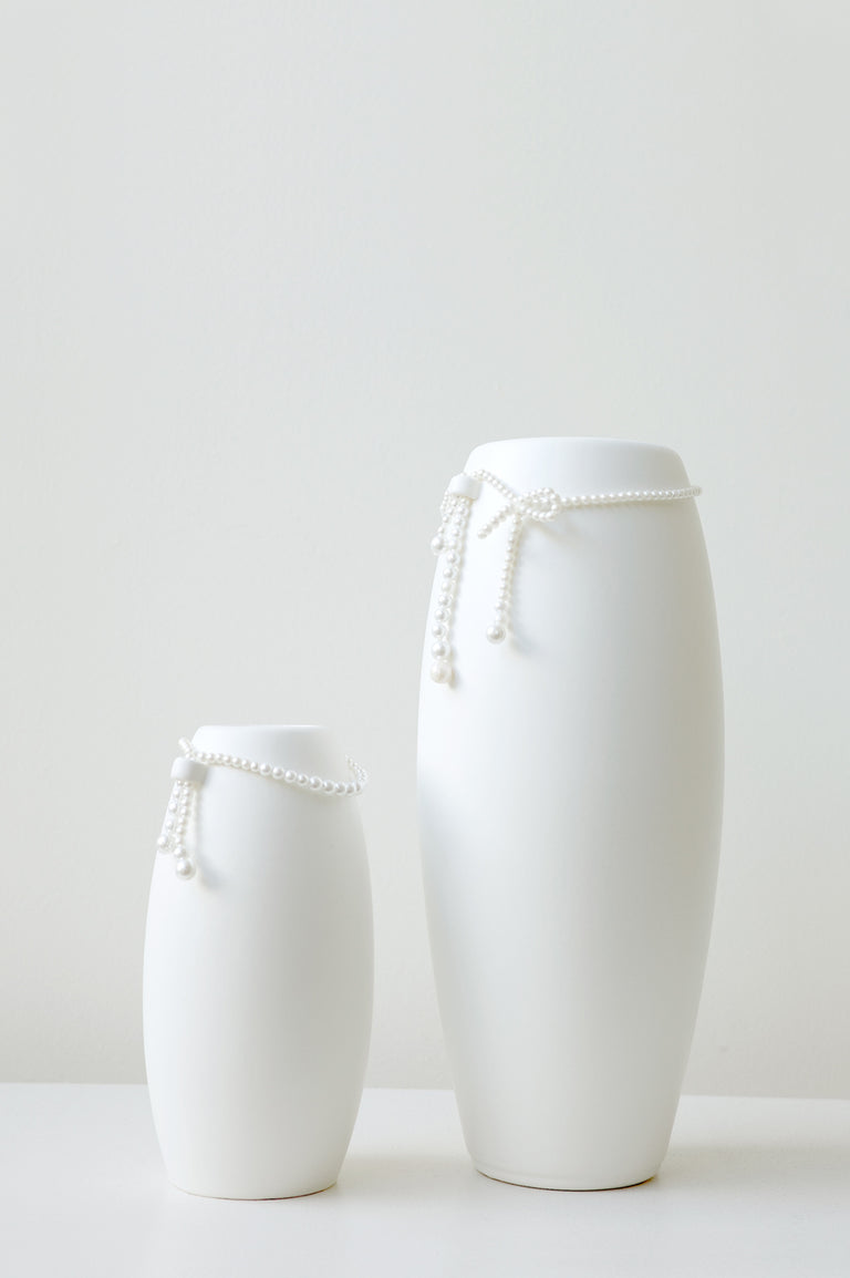 B160 - Small Vase In Matte White w/ Freshwater Pearl