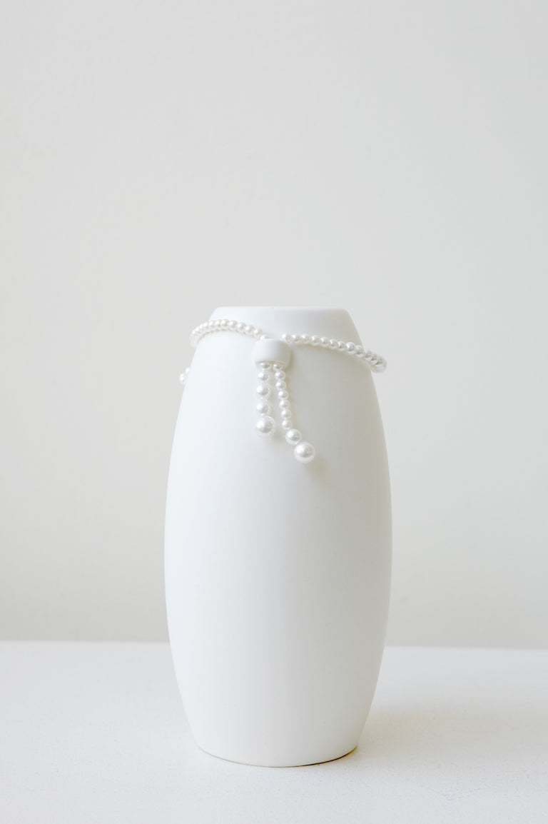B160 - Small Vase In Matte White w/ Freshwater Pearl