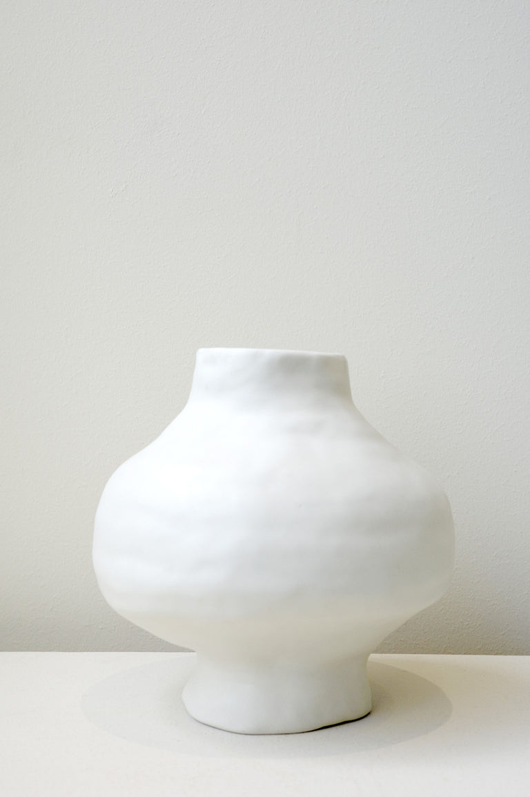 L'Alphabet d'une langue oubliée - Vase moyen en blanc mat