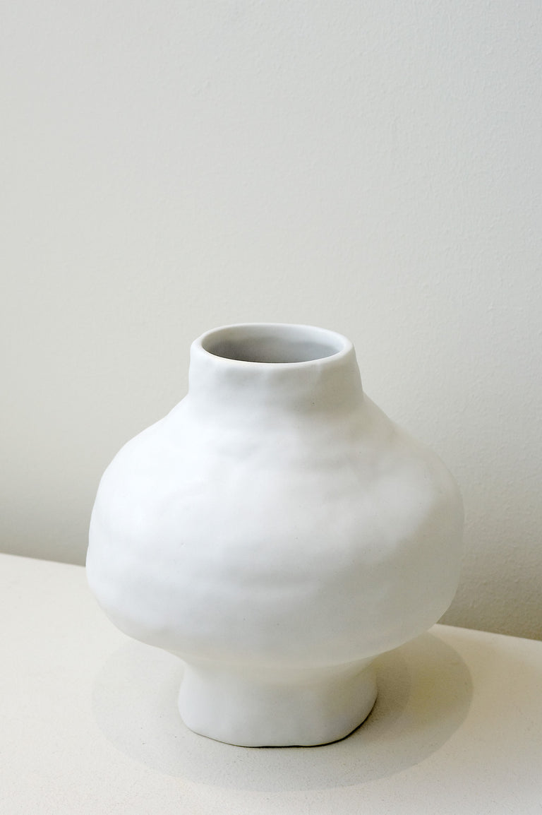 L'Alphabet d'une langue oubliée - Vase moyen en blanc mat