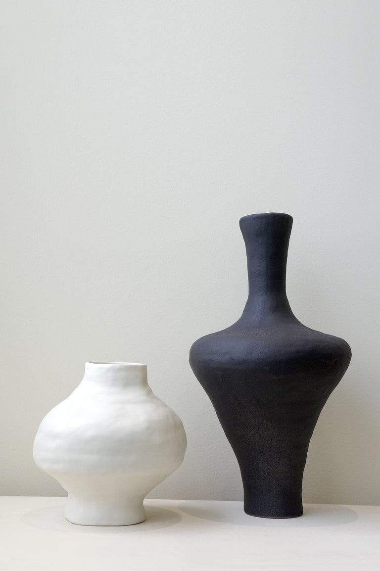 L'Alphabet d'une langue oubliée - Vase moyen en blanc mat