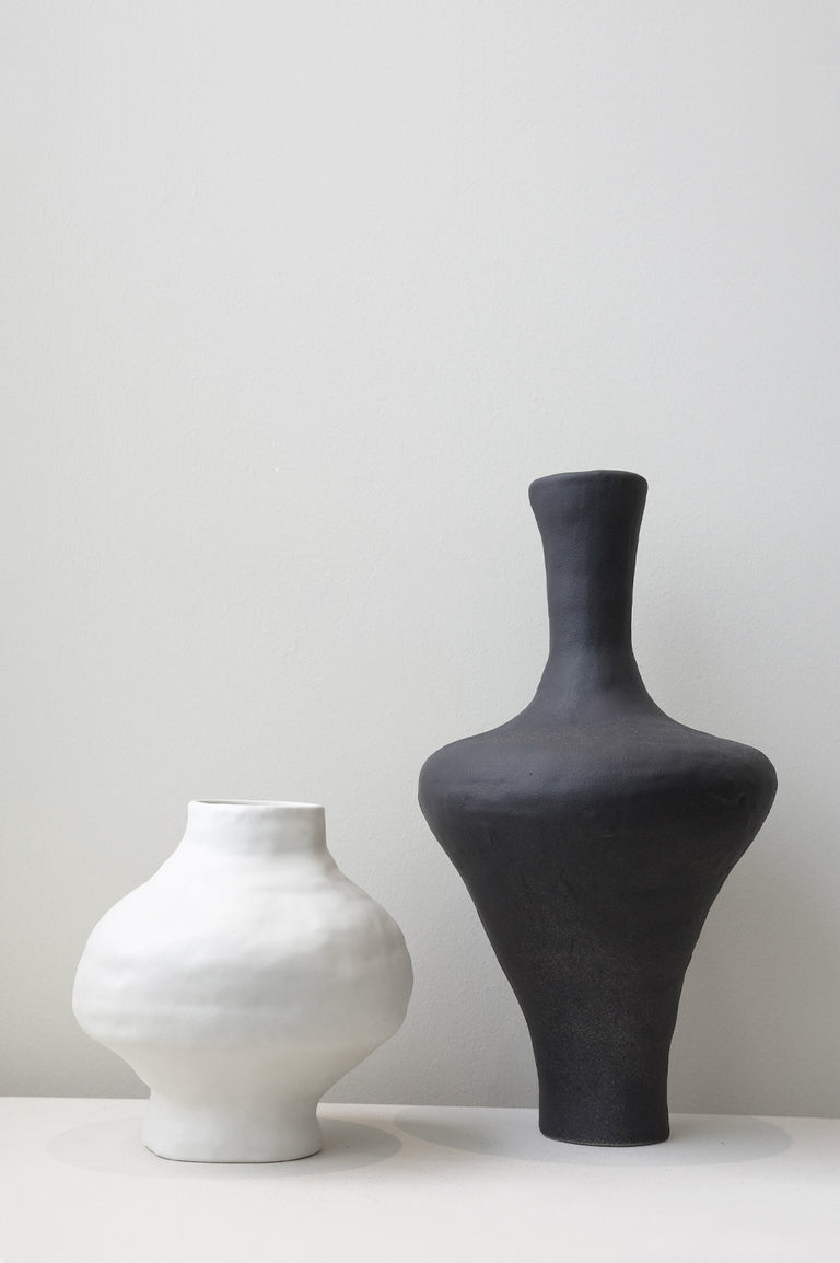 B41 - Giant Vase in Matte Black