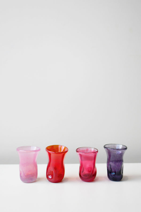 B98 - Lot de 4 mini-verres recyclés magenta/rose/violet/rouge