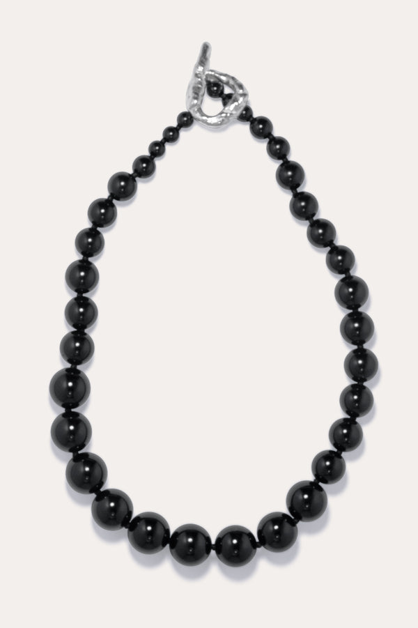 Jusqu'aux genoux dans la boue du North Yorkshire - Collier en onyx noir et argent recyclé