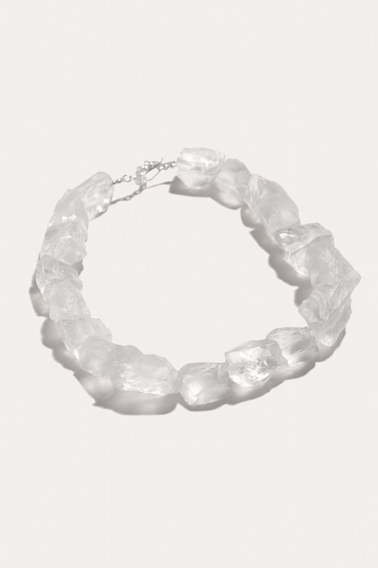 H95 - Collier en résine transparente et argent recyclé