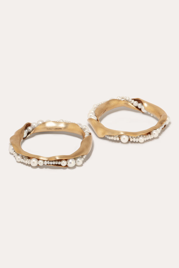 L01 - Set of 2 Napkin Rings in Brushed Brass w/ Faux Pearls