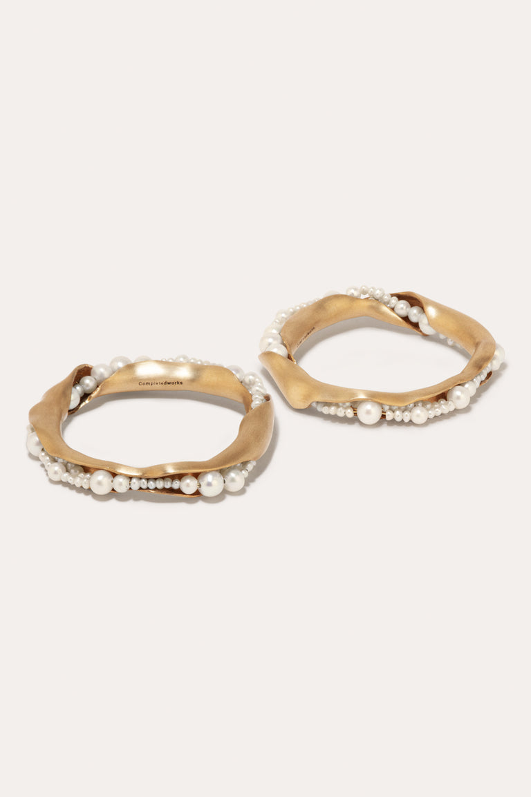 L01 - Set of 2 Napkin Rings in Brushed Brass w/ Faux Pearls