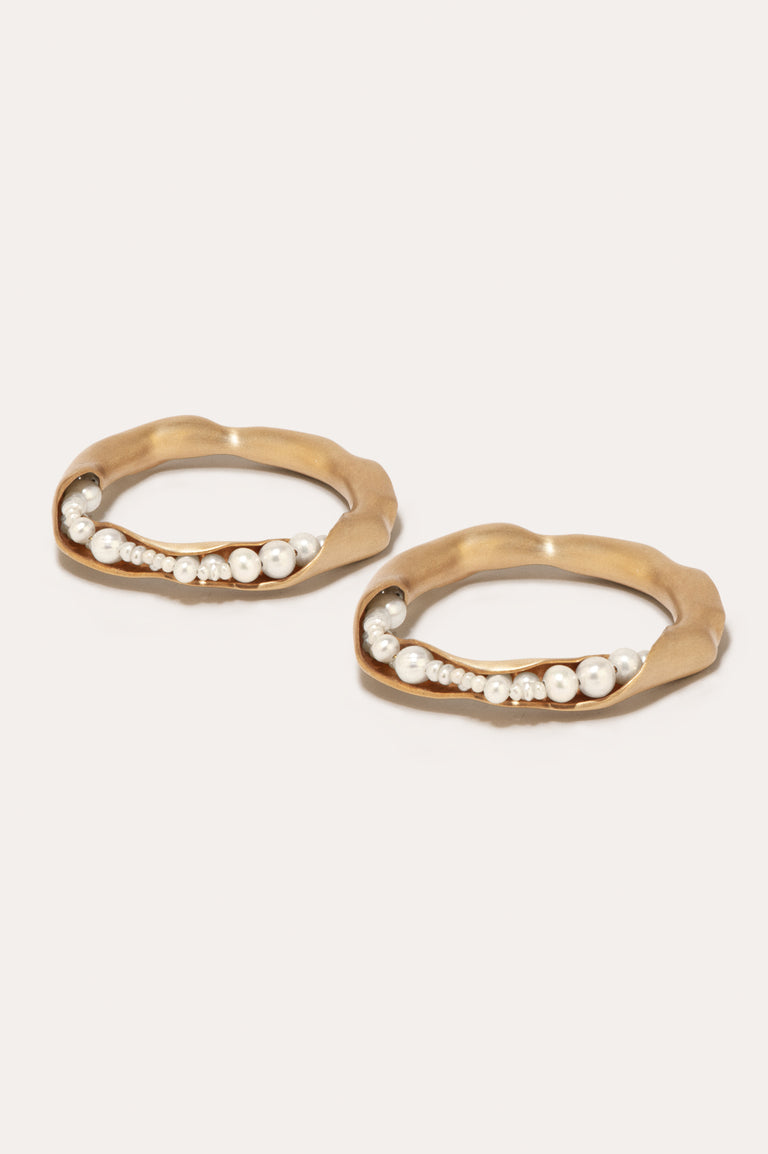 L01 - Set of 2 Napkin Rings in Brushed Brass w/ Faux Pearls