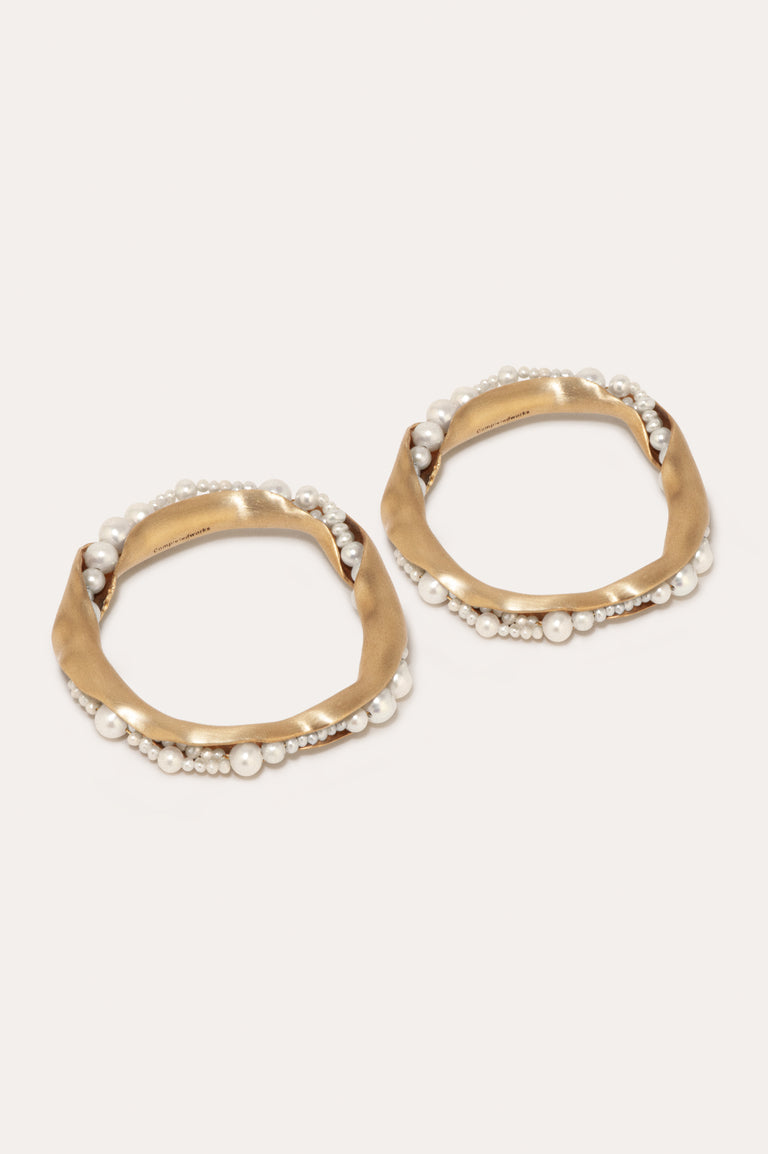 L01 - Set of 2 Napkin Rings in Brushed Brass w/ Faux Pearls