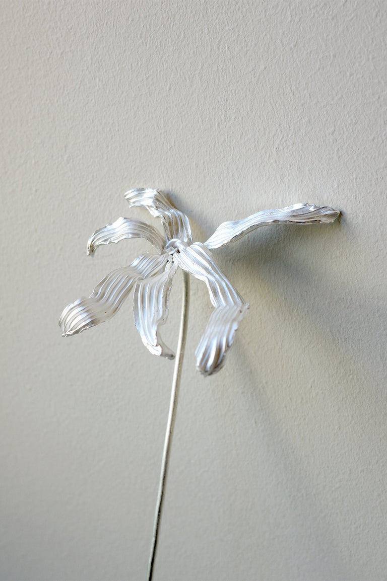 L58 - Ornement floral en argent