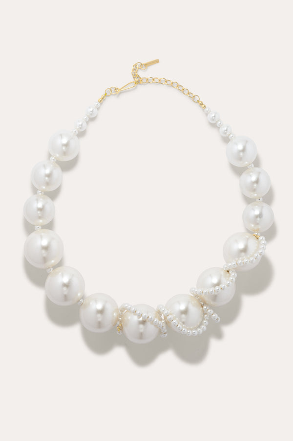 Le Collier Arcs de Lune – Plaqué Or et Perles