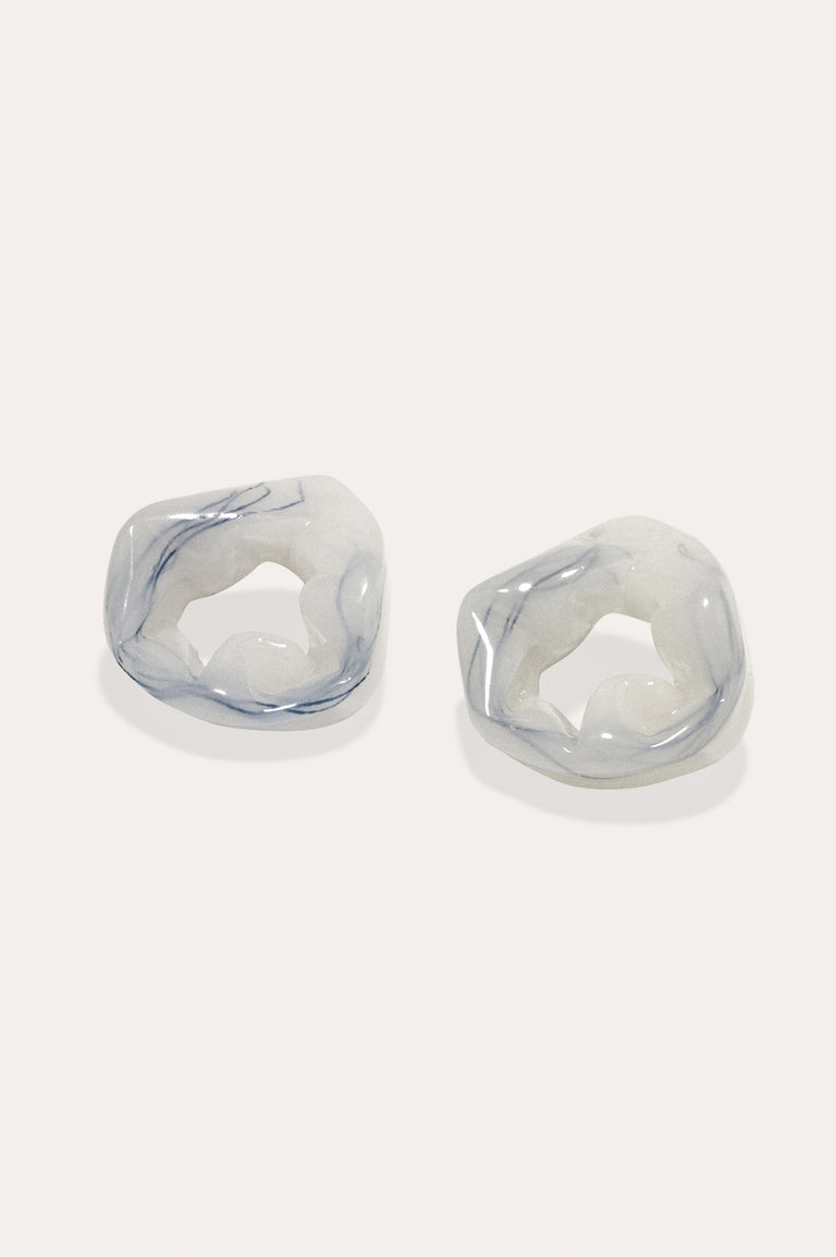 Scrunch - Boucles d'oreilles en résine bio blanche nacrée et vermeil recyclé