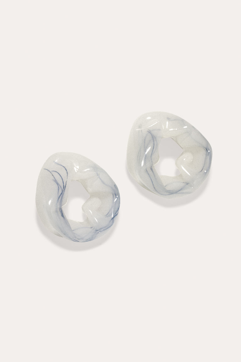 Scrunch - Boucles d'oreilles en résine bio blanche nacrée et vermeil recyclé