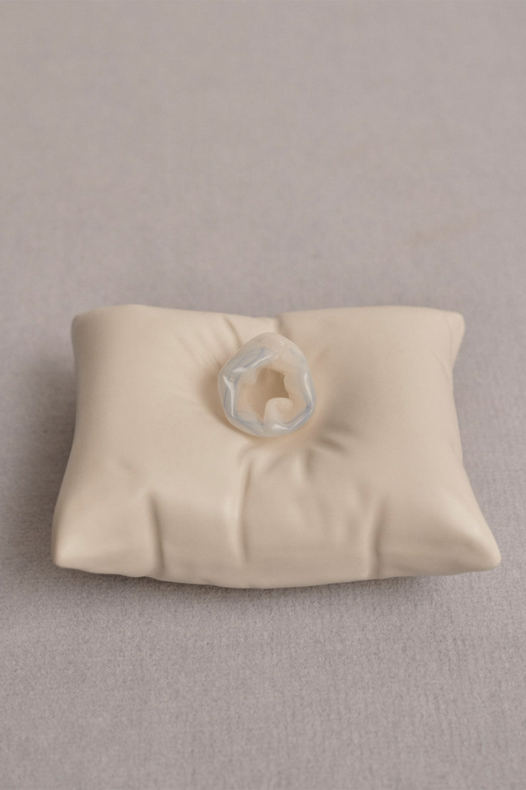 Scrunch - Boucles d'oreilles en résine bio blanche nacrée et vermeil recyclé
