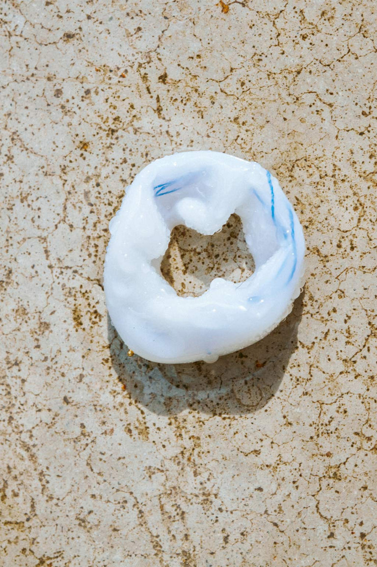 Scrunch - Boucles d'oreilles en résine bio blanche nacrée et vermeil recyclé