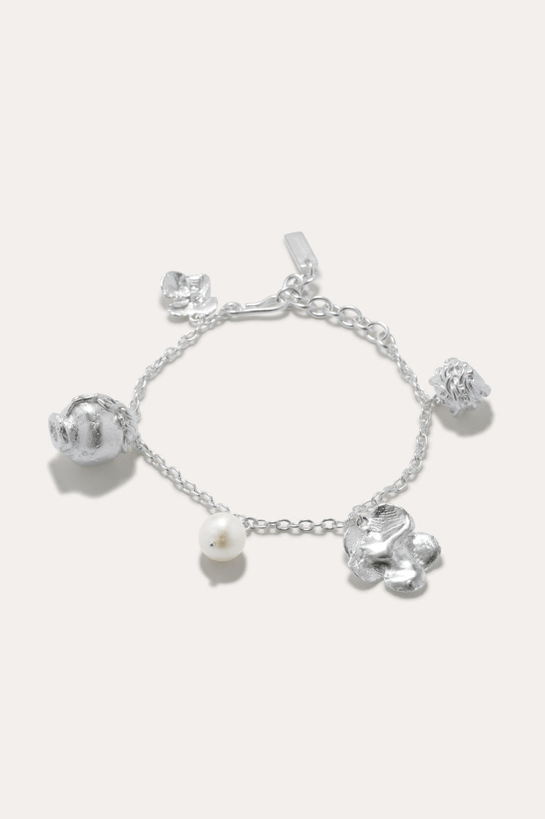 Voyage à travers la mémoire - Bracelet à charms en perles et plaqué argent