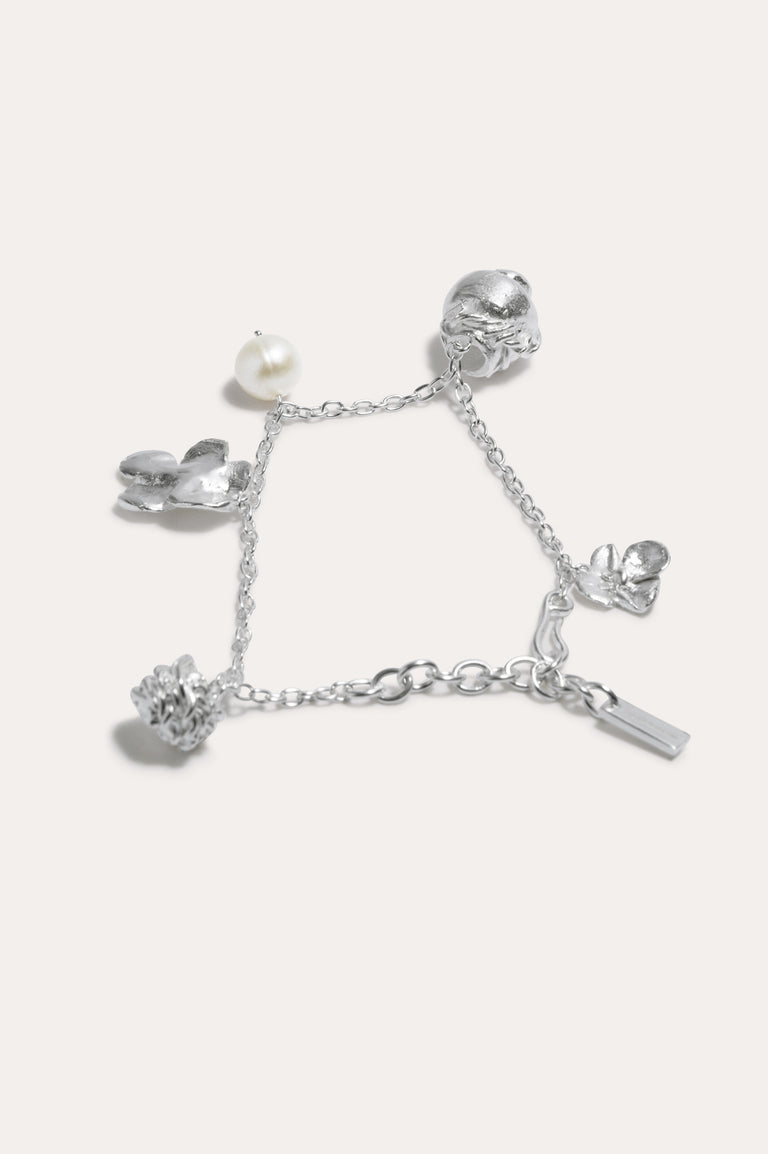Voyage à travers la mémoire - Bracelet à charms en perles et plaqué argent