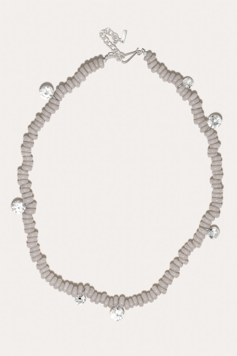 Collier Les Étoiles Regroupées - Zirconium Cubique et Perles de Verre Grises, Plaqué Rhodium