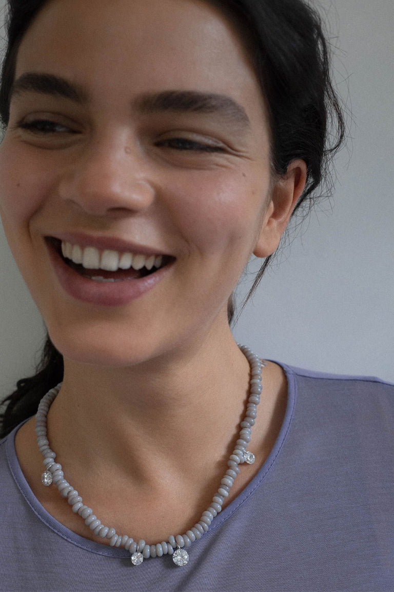 Collier Les Étoiles Regroupées - Zirconium Cubique et Perles de Verre Grises, Plaqué Rhodium