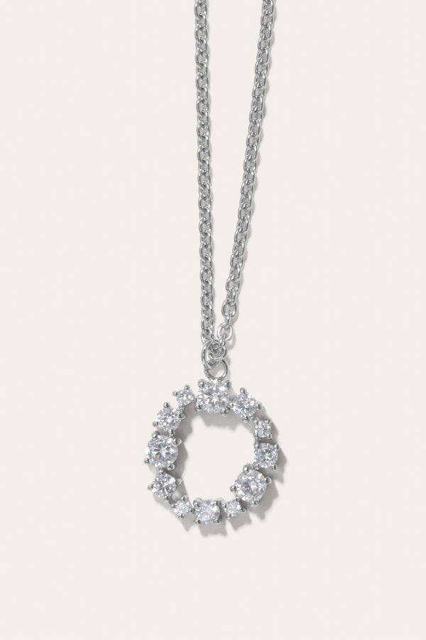 Pendentif Glitchy O en oxyde de zirconium et plaqué rhodium