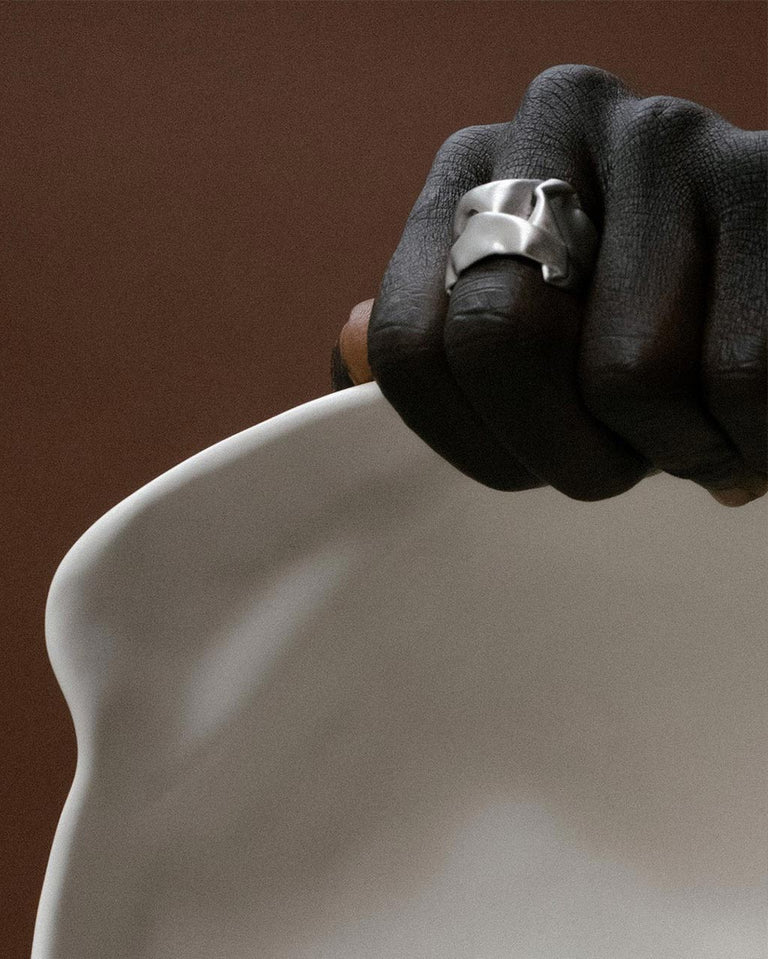 Coupées : une histoire de stratégies juridiques abandonnées - Bague en plaqué platine