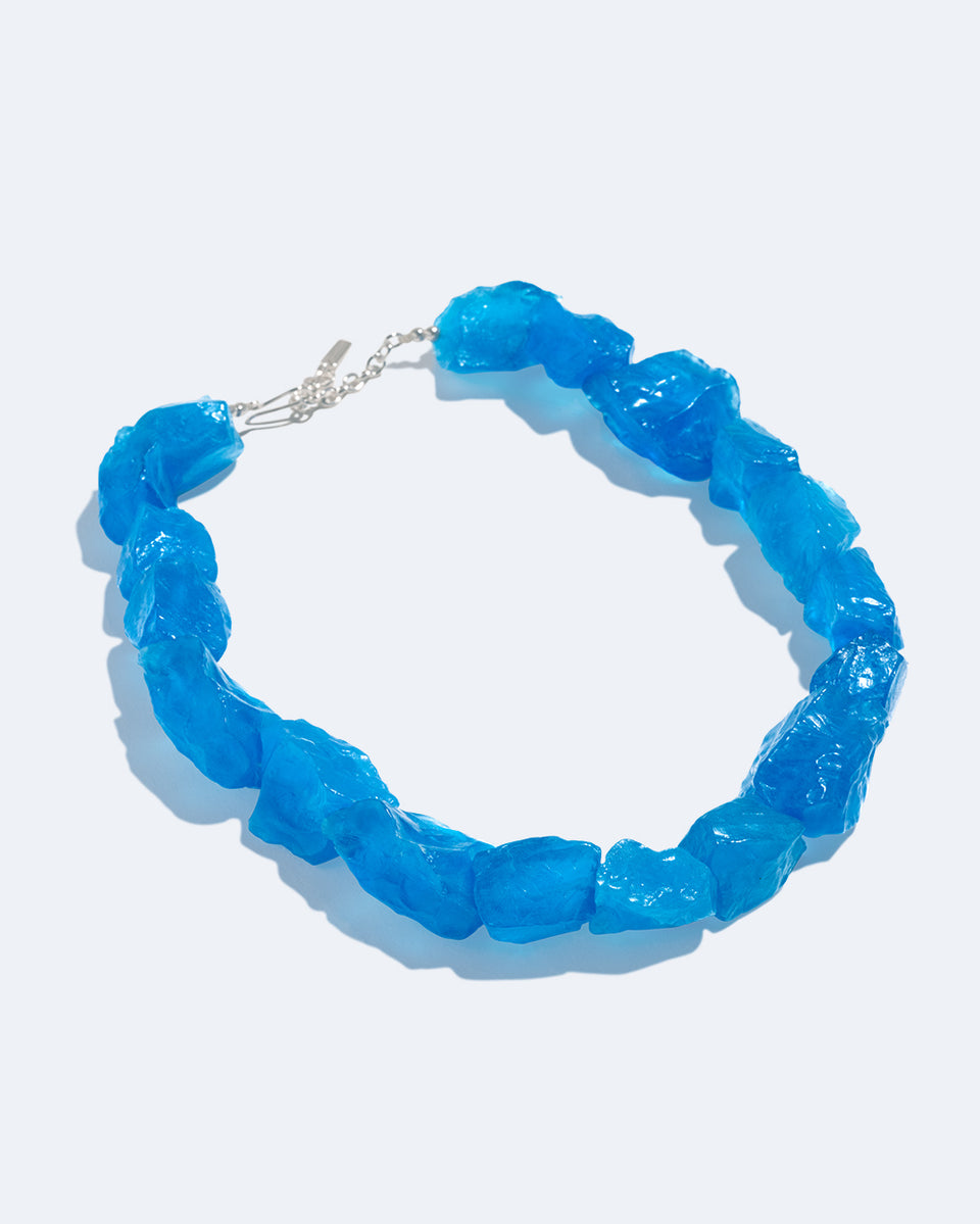 H95 - Collier en résine bleue et argent recyclé