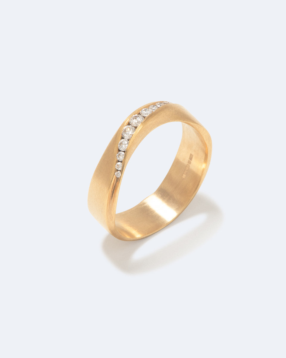 Une lumière sous la pluie - Bague en or jaune 18 carats et diamants