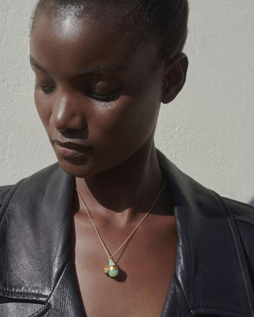 Enveloppé – Pendentif en biorésine de jade et vermeil