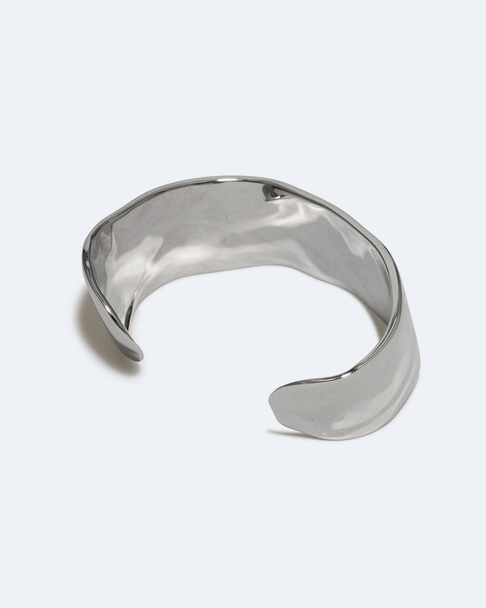 Quelque chose de la plus haute importance est communiqué juste hors de portée auditive - Manchette plaquée rhodium